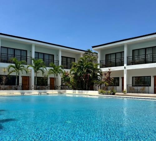 una piscina frente a un edificio en Holabay Resort, en Panglao