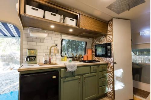 Kuchyň nebo kuchyňský kout v ubytování Creekside Airstream Retreat In The Smokies