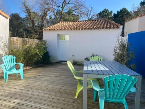 Photo de la galerie de l'établissement Évasion en Forêt, Plage à Proximité - Pavillon Confortable pour 4 à Longeville-sur-Mer - FR-1-336-152, à Longeville-sur-Mer