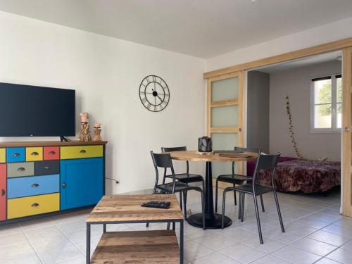 Photo de la galerie de l'établissement Évasion en Forêt, Plage à Proximité - Pavillon Confortable pour 4 à Longeville-sur-Mer - FR-1-336-152, à Longeville-sur-Mer