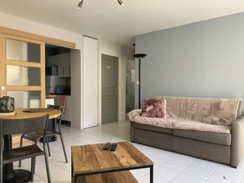 Photo de la galerie de l'établissement Évasion en Forêt, Plage à Proximité - Pavillon Confortable pour 4 à Longeville-sur-Mer - FR-1-336-152, à Longeville-sur-Mer