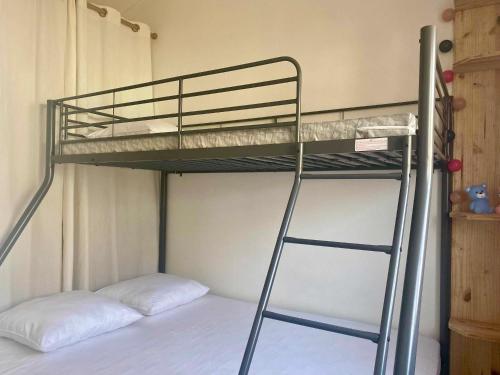 - un lit superposé avec une échelle dans une chambre dans l'établissement Pavillon rénové avec terrasse privative au cœur de Jard-sur-Mer, proche plages et port - FR-1-336-155, à Jard-sur-Mer