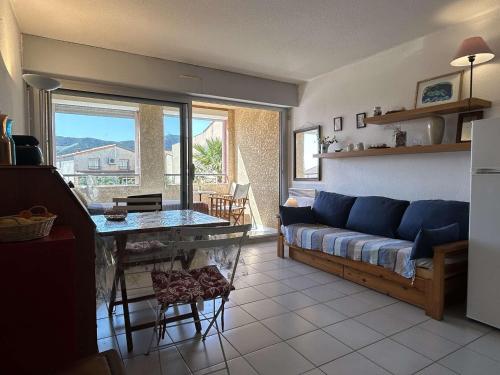 un salon avec un canapé et une table dans l'établissement Bel appartement 2 pièces à Banyuls-sur-Mer, terrasse, parking privé, à 300m de la plage - FR-1-225C-144, à Banyuls-sur-Mer