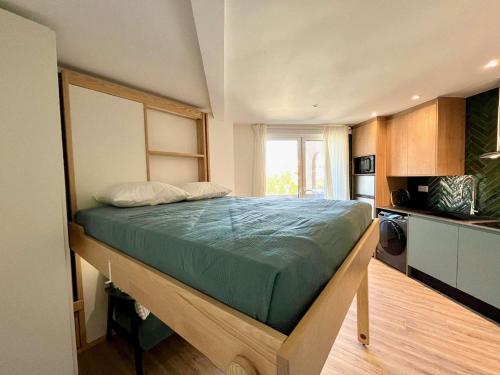 - une chambre avec un grand lit dans une cuisine dans l'établissement Studio cosy à Cavalaire avec climatisation et parking - FR-1-226B-200, à Cavalaire-sur-Mer