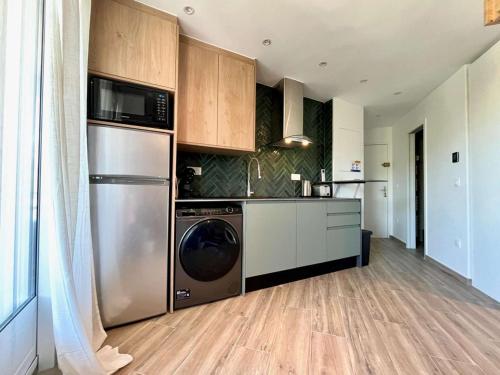 une cuisine avec un lave-linge et un sèche-linge en acier inoxydable dans l'établissement Studio cosy à Cavalaire avec climatisation et parking - FR-1-226B-200, à Cavalaire-sur-Mer