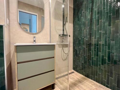 une salle de bain avec une douche avec un lavabo et un miroir dans l'établissement Studio cosy à Cavalaire avec climatisation et parking - FR-1-226B-200, à Cavalaire-sur-Mer