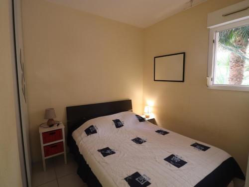 une chambre avec un lit et une fenêtre dans l'établissement Sète: T2 avec terrasse couverte, piscine et parking en résidence front de mer - FR-1-472A-306, à Sète