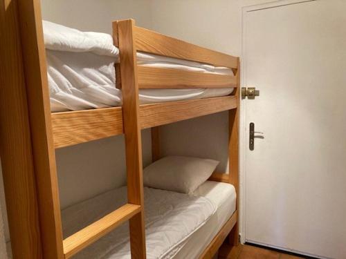 Un ou plusieurs lits dans un hébergement de l'établissement Studio cabine climatisé pour famille, proche plage - Le Lavandou - FR-1-308-198