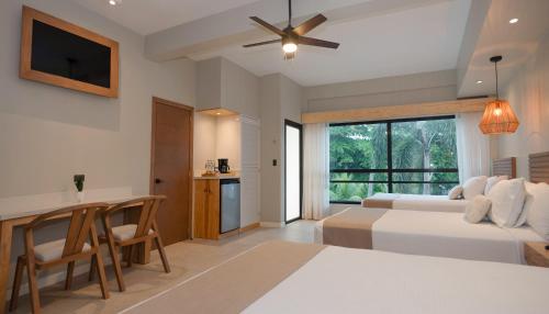 Katil atau katil-katil dalam bilik di Mirasurf Hotel & Waves