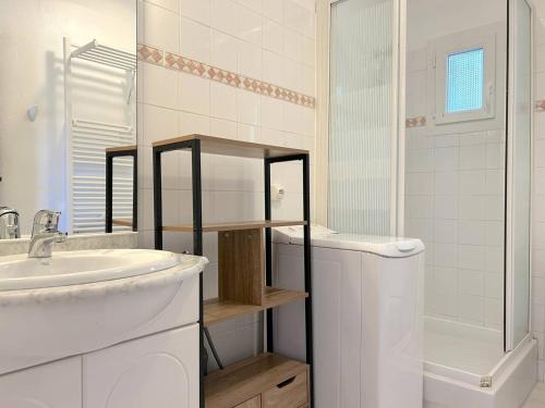 une salle de bain avec un lavabo, des toilettes et une douche dans l'établissement Appartement calme, 500m plage, 4 couchages, parking inclus - Bormes Les Mimosas - FR-1-251-831, à Bormes-les-Mimosas