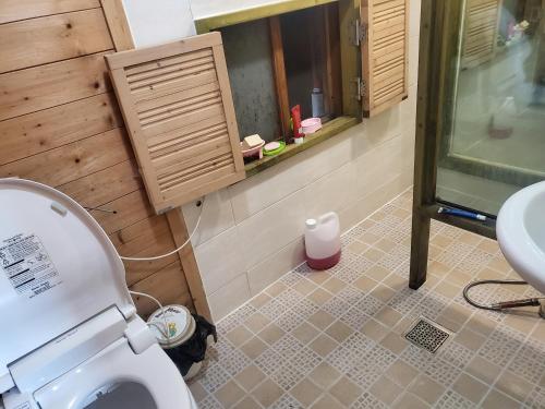 ein Bad mit einem WC und einem Waschbecken in der Unterkunft Sky Karaoke in Busan