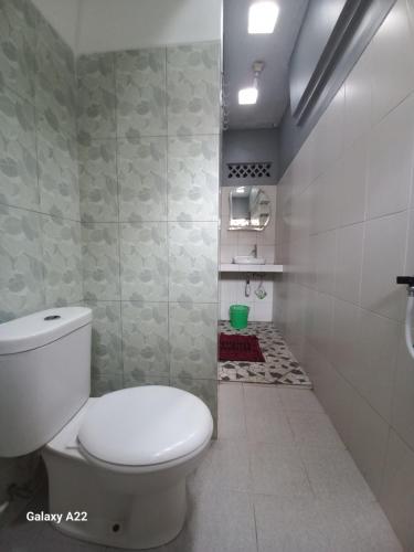 een badkamer met een wit toilet in een kamer bij ADA Homestay in Borobudur