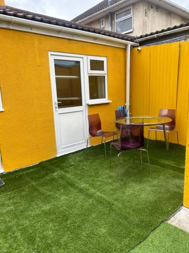 une terrasse avec une table et des chaises devant un bâtiment dans l'établissement Welcoming Guesthouse, à Cambridge