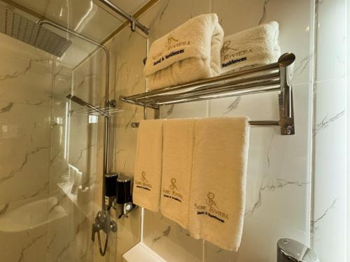 bagno con asciugamani appesi a uno portasciugamani di Subic Riviera Hotel & Residences a Kababae