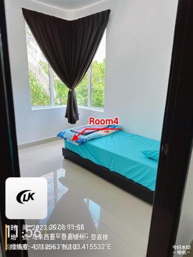 a bedroom with a bed with a window at EMERALD VILLA HOMESTAY DUNGUN in Batu Lima
