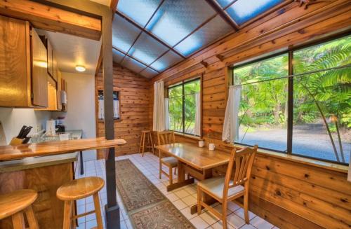 eine Küche und ein Esszimmer mit einem Tisch und Stühlen in der Unterkunft The Pacifica Inn in Volcano