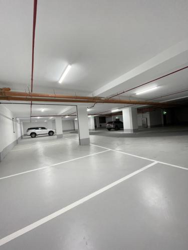 uma garagem com um carro estacionado nela em Iveria Hotel Apartments em Ḩayl Āl ‘Umayr