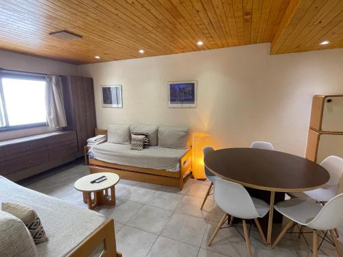 a room with a bed and a table and chairs at Departamento en Edificio Atenas con excelentes Vistas in Las Lenas