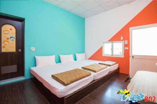 a bedroom with a bed in a room at 小琉球陽光藍海民宿 in Xiaoliuqiu
