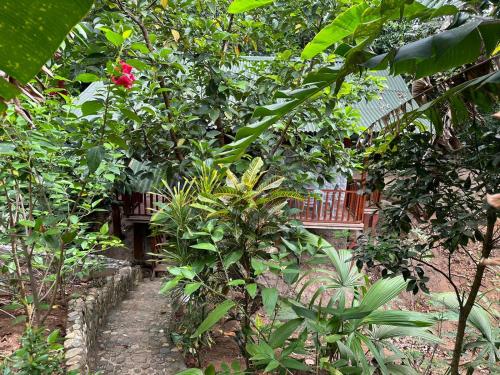 Taman di luar Cabanas El Toche