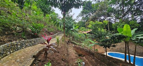 Taman di luar Cabanas El Toche