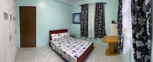 - une petite chambre avec un lit et une table dans l'établissement SSC Transient House & Staycation - Imus, à Imus