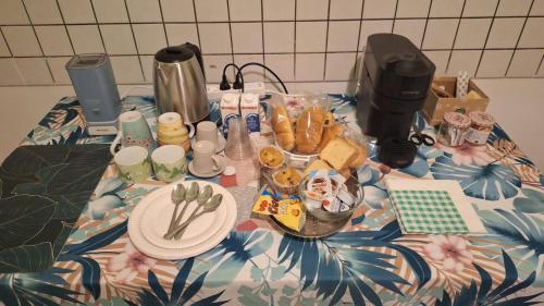 uma mesa com uma toalha de mesa com comida em Casa Olimpia em Terni