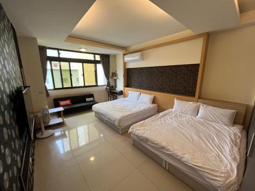 Habitación de hotel con 2 camas y ventana en 鹿港蕎禾旅宿, en Lukang