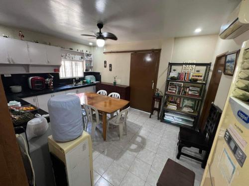 une cuisine avec une table et une salle à manger dans l'établissement SSC Transient House & Staycation - Imus, à Imus