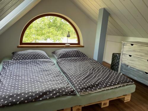 MalešovにあるSunrise Tiny House Malešovの窓のある部屋にツインベッドが2台