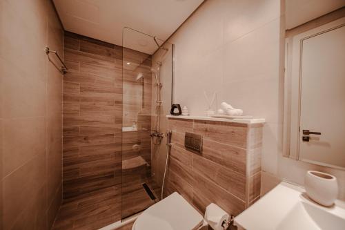 y baño con ducha, aseo y lavamanos. en 2 Bed In Raha Lofts Hosted By Voyage, en Abu Dabi