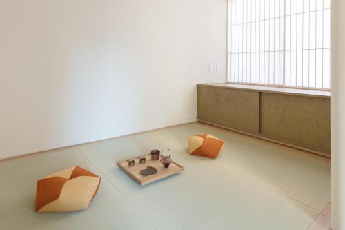 two boxes on the floor in an empty room at 藤華/京都 in Kyoto