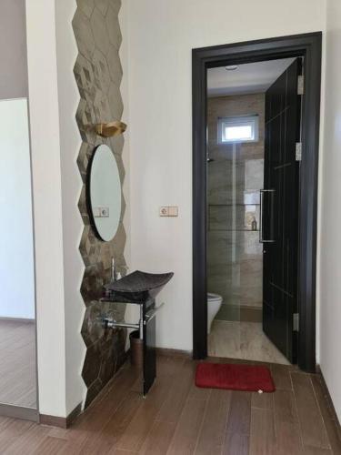 Ванная комната в Montana Sense Villa Sentul 3BR - Mountainview