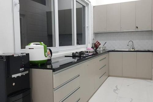 Кухня или мини-кухня в Montana Sense Villa Sentul 3BR - Mountainview
