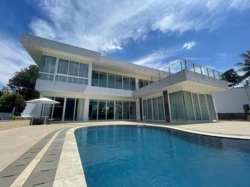 Бассейн в Montana Sense Villa Sentul 3BR - Mountainview или поблизости