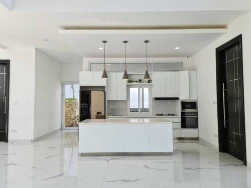 Кухня или мини-кухня в Montana Sense Villa Sentul 3BR - Mountainview
