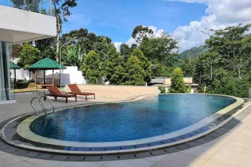 Бассейн в Montana Sense Villa Sentul 3BR - Mountainview или поблизости