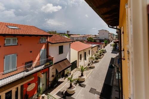 a city street with buildings and potted plants at Forte 51 in Forte dei Marmi