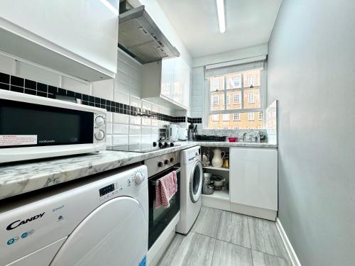 The G Spot - 1 Bedroom Apartment Edgware Road Central London tesisinde mutfak veya mini mutfak
