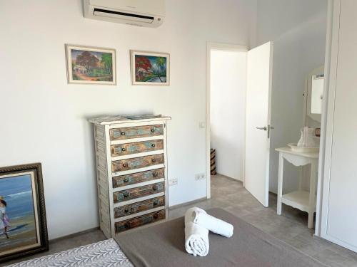 Habitación blanca con vestidor con muchos cajones en Lujo en Menorca, Ciutadella, piscina, padel, aparcamiento, en Sa Caleta