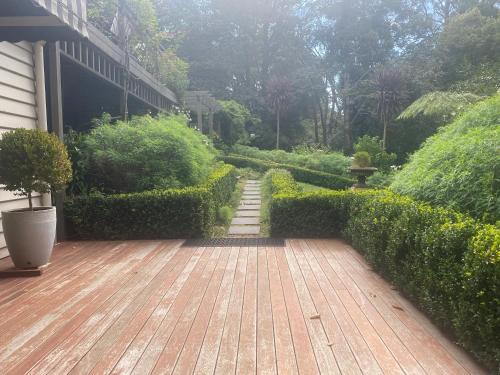 a garden with a wooden floor and bushes at Belle Le Vie in Sassafras