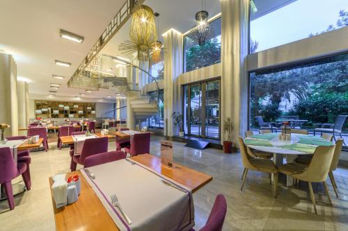 Ramada by Wyndham Istanbul Grand Bazaarにあるレストランまたは飲食店