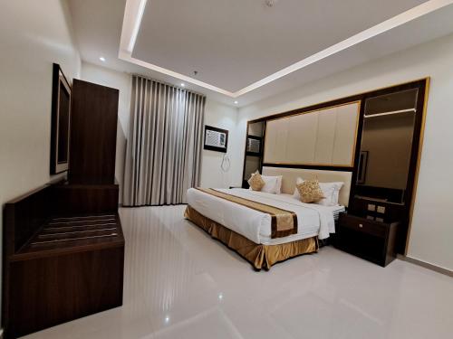a hotel room with a bed and a piano at فندق لامير إن Lamer in Hotel in Sharurah