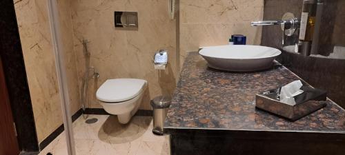 a bathroom with a sink and a toilet and a tub at Fortune Park, Tiruppur - Member ITC Hotels' Group in Tiruppūr