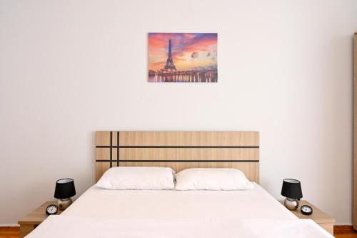 a bedroom with a bed and a picture of the eiffel tower at Thessaloniki Center Aristotelous Apartment in Thessaloniki