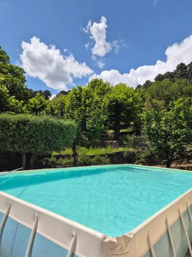 - une piscine sur le pont d'un bateau de croisière dans l'établissement Maison charmante avec piscine et jardin à Robiac-Rochessadoule, à Rochesadoule