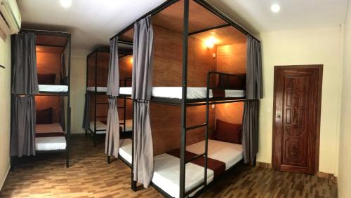 シェムリアップにあるGecko Hostelの二段ベッド4組が備わる客室です。