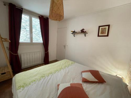 a bedroom with a bed and a window at Bayeux in Bayeux