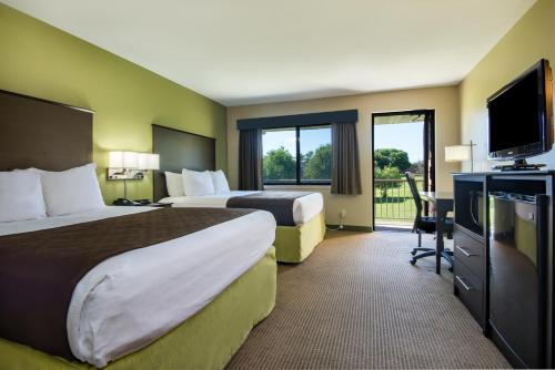Ένα ή περισσότερα κρεβάτια σε δωμάτιο στο AmericInn by Wyndham Okoboji