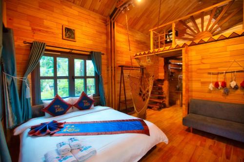 Ένα ή περισσότερα κρεβάτια σε δωμάτιο στο Rosie Garden Măng Đen